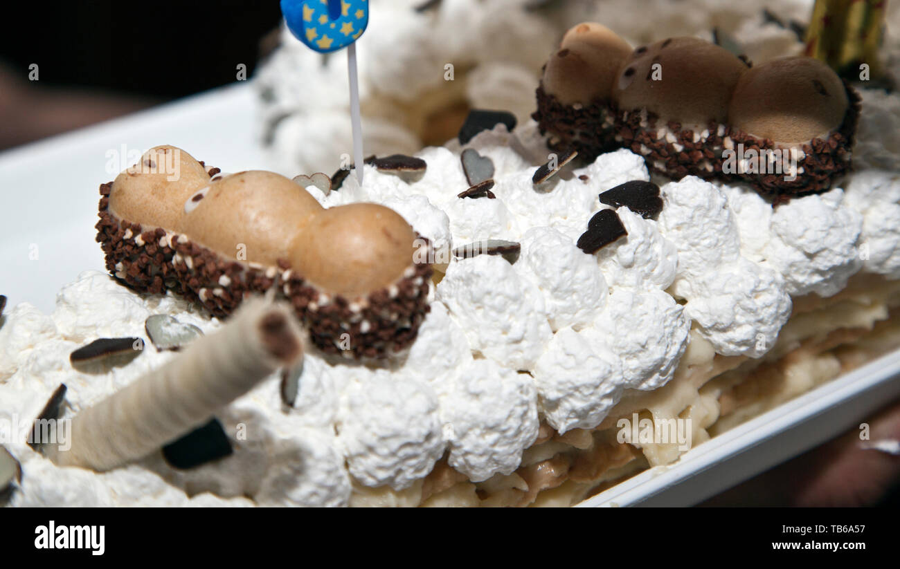 Gateau D Anniversaire Decore Sur Un Tableau En Bois Photo Stock Alamy
