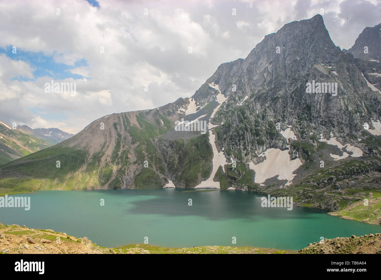 Nundkol Harmukh avec Mont du Lac à l'arrière-plan. Trek des Grands Lacs au Cachemire Banque D'Images