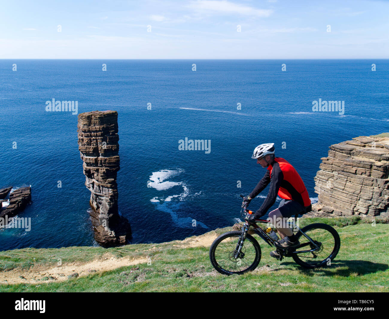 Vélo de montagne au-dessus des falaises au nord Gaulton, Orkney Mainland Banque D'Images