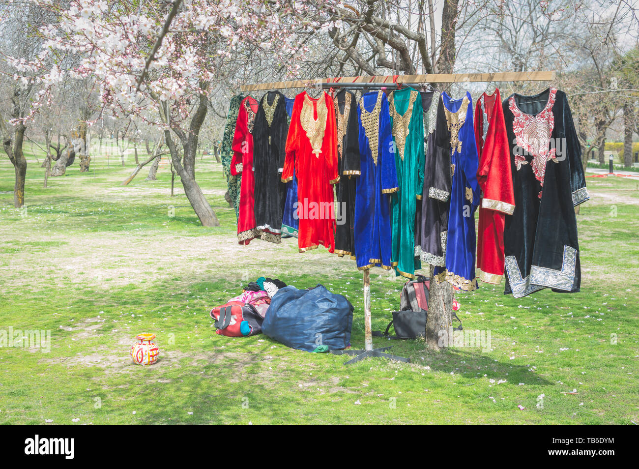 Srinagar, Jammu-et-Cachemire, l'Inde- En date du : 22 mai 2019- traditionnels multicolore robe Cachemire sur l'affichage à un décrochage dans Badamwari Cachemire pendant t Banque D'Images