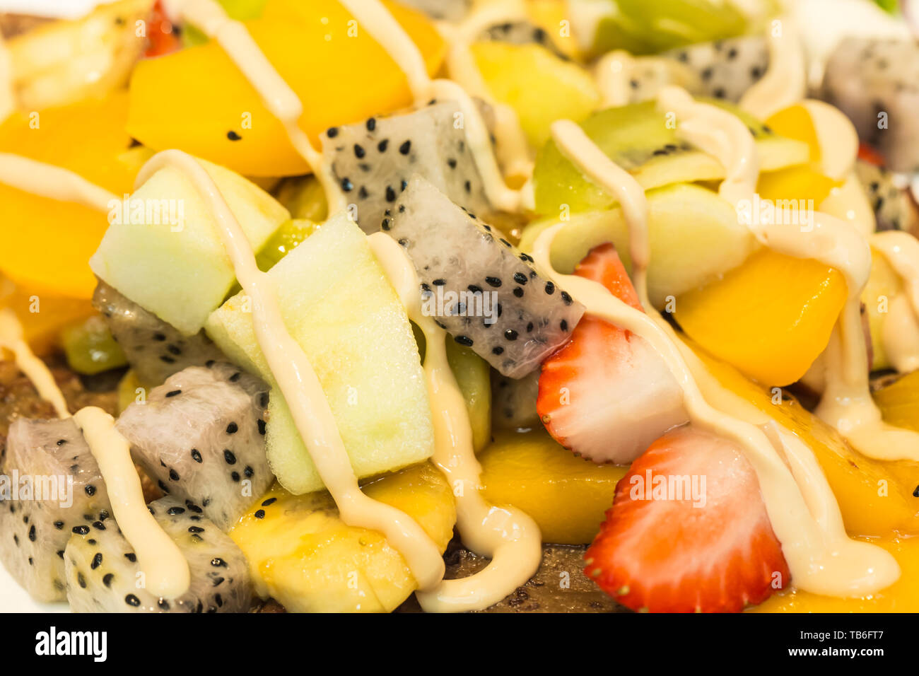 Salade de fruits frais assiette colorée Banque D'Images