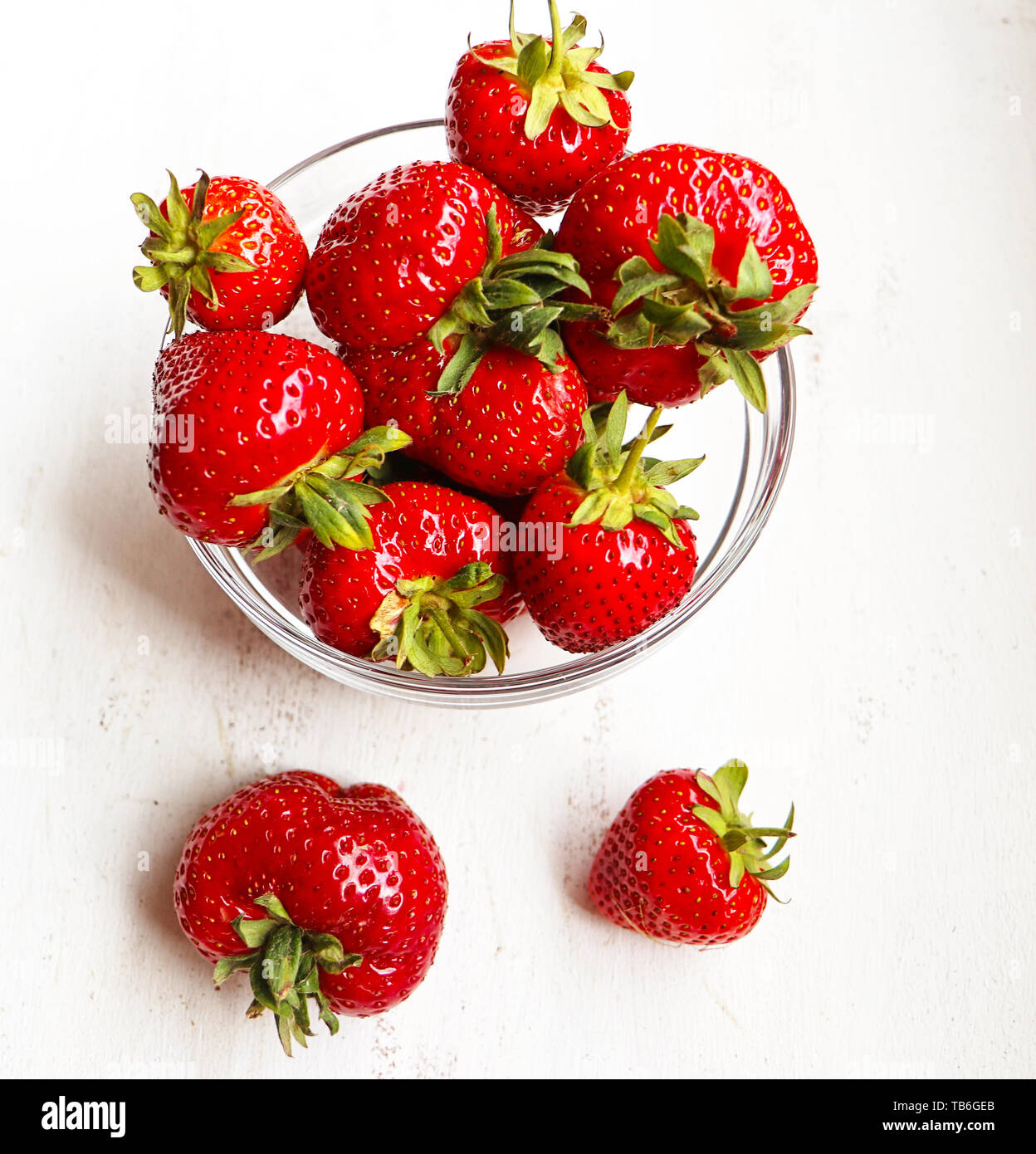 Bol en verre avec une fraise mûre vue supérieure Banque D'Images