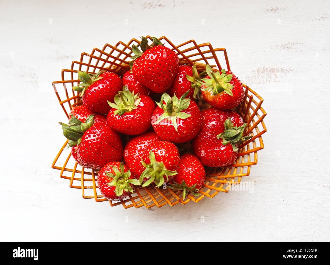 Panier en osier avec des mûres et des fraises rouge Vue de dessus Banque D'Images