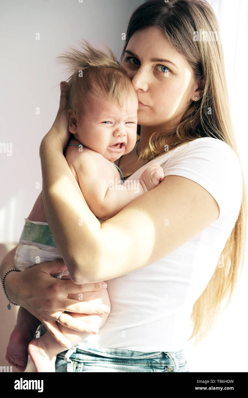 Maman et bébé nouveau-né dans ses bras. Le concept de la vie nouvelle, l'amour Banque D'Images