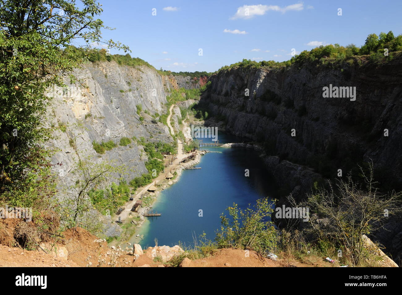 Grand Nord, République tchèque, Grand Canyon est partiellement inondé, une carrière de calcaire abandonnée près de Morina, village de Bohême centrale, en République tchèque, Août Banque D'Images