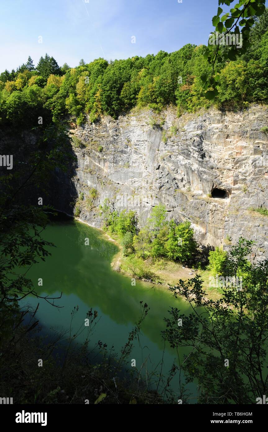 Peu d'Amérique, République tchèque, est un canyon partiellement inondé, carrière de calcaire abandonnée près de Karlstejn, village de Bohême centrale, en République tchèque, Août Banque D'Images