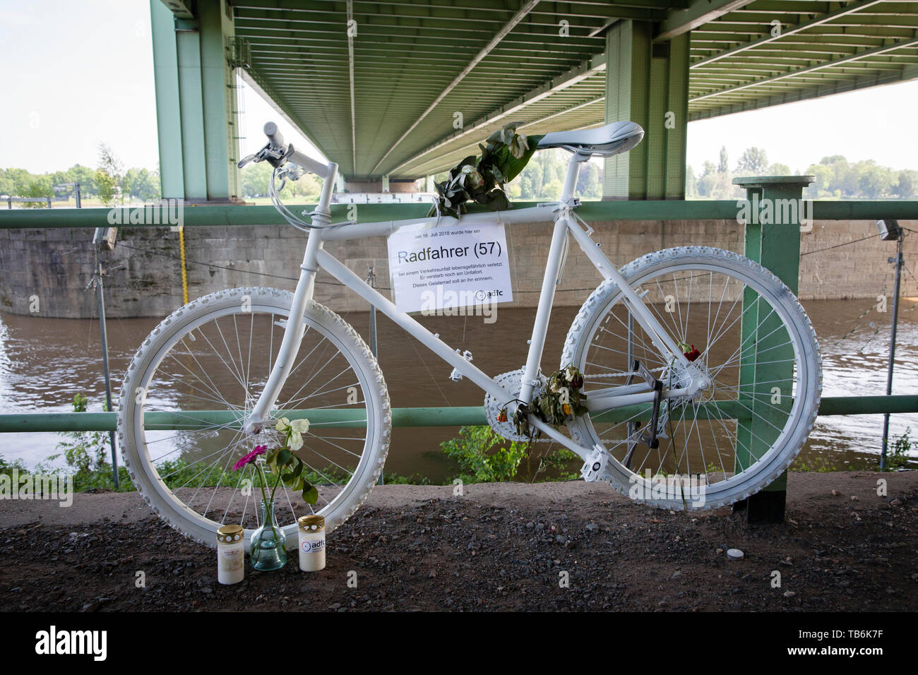En vertu de l'Rodenkirchener vélo ghost bridge, blanc orné d'un cycliste rappelle à vélo, qui a eu un accident mortel à cet endroit, Cologne, Allemagne. Ge Banque D'Images