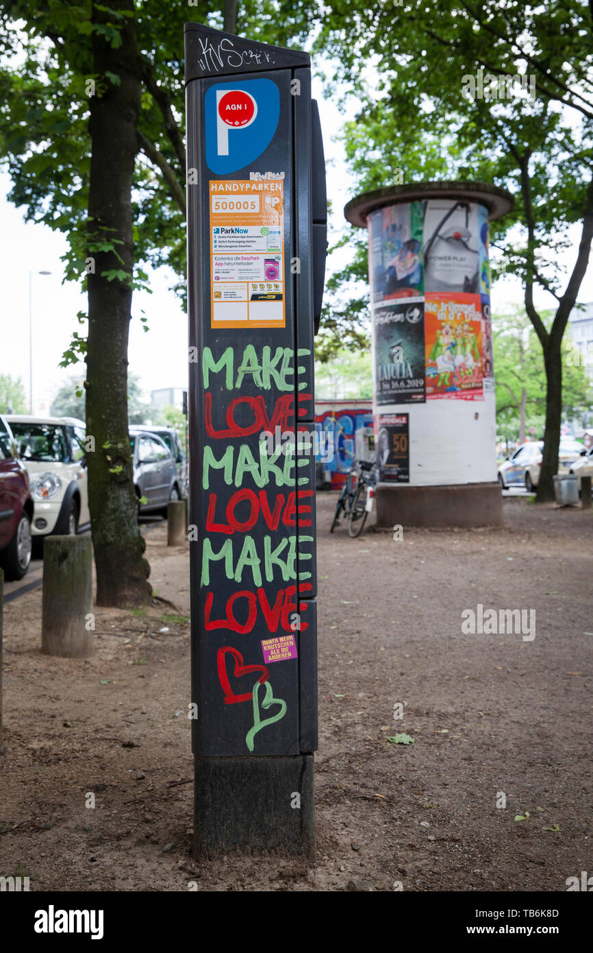 Parking meter avec graffiti font l'amour sur Sudermann street, Cologne, Allemagne. Parkscheinautomat mit faire l'amour Graffiti auf der Sudermannstrasse, Koeln Banque D'Images