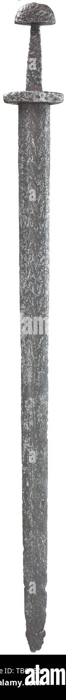 Une épée Viking du nord de l'Europe à l'aide de pales soudées, 9ème/10ème siècle, arme à double lame avec point légèrement arrondi, les deux tiers supérieurs de la télévision des deux côtés. fullers La moitié supérieure de la lame faite de trois bandes de Damas torsadé avec bords latéraux, la moitié inférieure de la lame fait de l'homogénéité de l'acier. Courtes, droites quillons, robuste, tang coniques. Pommeau en semi-circulaire caractéristique. Longueur 88 cm. épée, épées, armes, d'armes, l'arme, le bras, appareil de combat, militaire, militaria, objet, objets, alambics, clipping, coupures, Additional-Rights Clearance-Info, coupe--Not-Available Banque D'Images