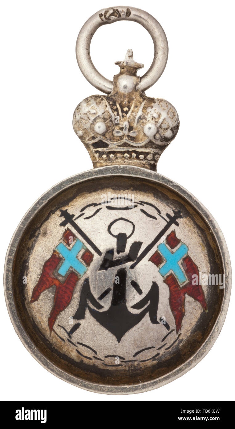 Une puce de la marine impériale de Russie, vers 1900, une décoration ronde forgée dans hollow-cast d'argent, surmonté de la couronne du tsar russe. Avec une couleur de l'inscription d'une ancre avec une chaîne (noir) et deux rouges (translucide) les drapeaux portant la croix de Saint-André dans la technique de l'émail cloisonné. Marque illisible dans l'anneau. Largeur 21,5 mm. Poids 7,8 g. médaille, décoration, Médailles, décorations, d'un insigne d'honneur, d'un insigne d'honneur, les insignes d'honneur, les insignes d'honneur, historique, historique du 20e siècle, Additional-Rights Clearance-Info-Not-Available- Banque D'Images