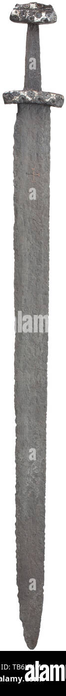 Une épée Viking du nord de l'Europe, 11e siècle, large lame à double lame avec télévision fuller des deux côtés. Le quart supérieur de la lame avec du linéaire en bronze incrusté croix armés des deux côtés. Court, légèrement courbé, quillons tang coniques avec pommeau faite en deux morceaux. Quillons pommeau et entièrement recouverte de placage argent et décoré de cercles concentriques. Longueur 92,5 cm. épée, épées, armes, d'armes, l'arme, le bras, appareil de combat, militaire, militaria, objet, objets, alambics, clipping, coupures, cut out, cut-out, cut-outs,-Clearance-Info Additional-Rights , mêlée-Not-Available Banque D'Images