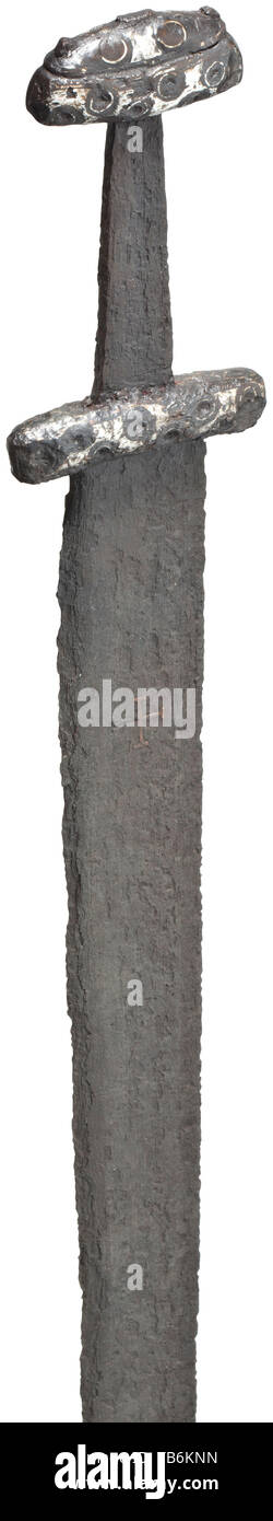Une épée Viking du nord de l'Europe, 11e siècle, large lame à double lame avec télévision fuller des deux côtés. Le quart supérieur de la lame avec du linéaire en bronze incrusté croix armés des deux côtés. Court, légèrement courbé, quillons tang coniques avec pommeau faite en deux morceaux. Quillons pommeau et entièrement recouverte de placage argent et décoré de cercles concentriques. Longueur 92,5 cm. épée, épées, armes, d'armes, l'arme, le bras, appareil de combat, militaire, militaria, objet, objets, alambics, clipping, coupures, cut out, cut-out, cut-outs,-Clearance-Info Additional-Rights , mêlée-Not-Available Banque D'Images