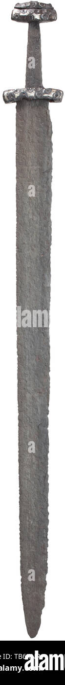 Une épée Viking du nord de l'Europe, 11e siècle, large lame à double lame avec télévision fuller des deux côtés. Le quart supérieur de la lame avec du linéaire en bronze incrusté croix armés des deux côtés. Court, légèrement courbé, quillons tang coniques avec pommeau faite en deux morceaux. Quillons pommeau et entièrement recouverte de placage argent et décoré de cercles concentriques. Longueur 92,5 cm. épée, épées, armes, d'armes, l'arme, le bras, appareil de combat, militaire, militaria, objet, objets, alambics, clipping, coupures, cut out, cut-out, cut-outs,-Clearance-Info Additional-Rights , mêlée-Not-Available Banque D'Images