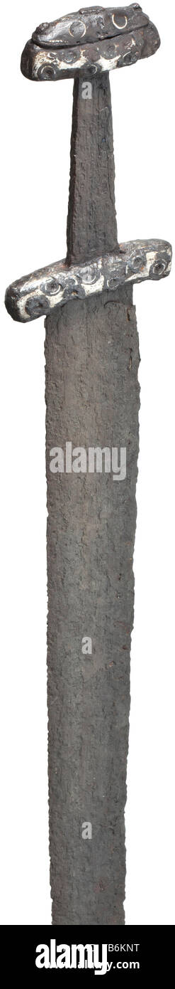 Une épée Viking du nord de l'Europe, 11e siècle, large lame à double lame avec télévision fuller des deux côtés. Le quart supérieur de la lame avec du linéaire en bronze incrusté croix armés des deux côtés. Court, légèrement courbé, quillons tang coniques avec pommeau faite en deux morceaux. Quillons pommeau et entièrement recouverte de placage argent et décoré de cercles concentriques. Longueur 92,5 cm. épée, épées, armes, d'armes, l'arme, le bras, appareil de combat, militaire, militaria, objet, objets, alambics, clipping, coupures, cut out, cut-out, cut-outs,-Clearance-Info Additional-Rights , mêlée-Not-Available Banque D'Images