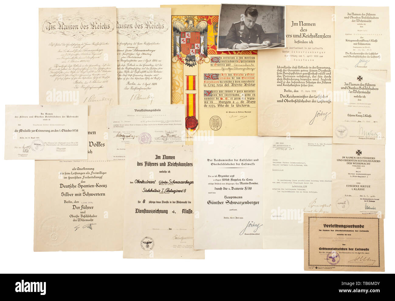 Oberstleutnant i.G. Günter Schwarzenberger - documents une succession de l'ancien combattant de la guerre civile espagnole et plus tard commandant du 1er bataillon du régiment de DCA 3, certificat de service en 1933 (7e Régiment d'artillerie bavarois) service, document daté du 4 février 1933 et le document de nomination à l'Oberleutnant en date du 1 avril 1934, chacun avec signature à l'encre d'origine de von Blomberg. Document de nomination de Hauptmann datée du 31 mars 1938 avec fac-similé de signature du 20e siècle, Editorial-Use-seulement Banque D'Images