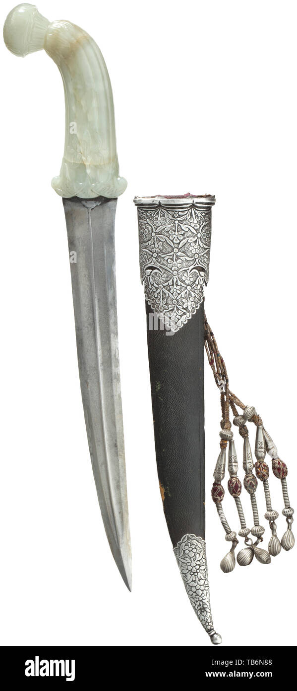 Un Indien khanjar avec poignée jade ciselé, 2e moitié du 17e siècle, à double tranchant, lame Damas wootz légèrement courbé avec point central ridge et renforcée des deux côtés. Poignée de couleur gris-vert jade cut en relief avec pommeau en forme de bourgeons et fleurs de lotus sur les deux côtés de la base. Fourreau en cuir avec garnitures en argent poinçonné avec ornements de fleurs, l'inverse de l'argent avec médaillon décoratif garni de glands attachés à la boucle de suspension. Longueur 40 cm. Forme classique avec poignée rares motifs de l'Aurangzeb Mogul, période t, Additional-Rights Clearance-Info-Not-Available- Banque D'Images Un Indien khanjar avec poignée jade ciselé, 2e moitié du 17e siècle, à double tranchant, lame Damas wootz légèrement courbé avec point central ridge et renforcée des deux côtés. Poignée de couleur gris-vert jade cut en relief avec pommeau en forme de bourgeons et fleurs de lotus sur les deux côtés de la base. Fourreau en cuir avec garnitures en argent poinçonné avec ornements de fleurs, l'inverse de l'argent avec médaillon décoratif garni de glands attachés à la boucle de suspension. Longueur 40 cm. Forme classique avec poignée rares motifs de l'Aurangzeb Mogul, période t, Additional-Rights Clearance-Info-Not-Available- Banque D'Images