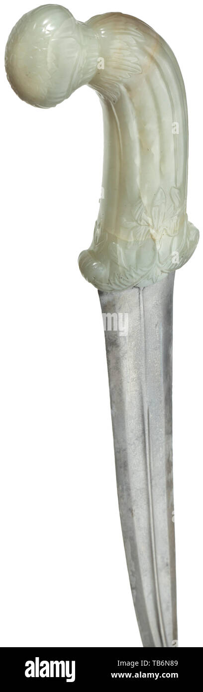 Un Indien khanjar avec poignée jade ciselé, 2e moitié du 17e siècle, à double tranchant, lame Damas wootz légèrement courbé avec point central ridge et renforcée des deux côtés. Poignée de couleur gris-vert jade cut en relief avec pommeau en forme de bourgeons et fleurs de lotus sur les deux côtés de la base. Fourreau en cuir avec garnitures en argent poinçonné avec ornements de fleurs, l'inverse de l'argent avec médaillon décoratif garni de glands attachés à la boucle de suspension. Longueur 40 cm. Forme classique avec poignée rares motifs de l'Aurangzeb Mogul, période t, Additional-Rights Clearance-Info-Not-Available- Banque D'Images Un Indien khanjar avec poignée jade ciselé, 2e moitié du 17e siècle, à double tranchant, lame Damas wootz légèrement courbé avec point central ridge et renforcée des deux côtés. Poignée de couleur gris-vert jade cut en relief avec pommeau en forme de bourgeons et fleurs de lotus sur les deux côtés de la base. Fourreau en cuir avec garnitures en argent poinçonné avec ornements de fleurs, l'inverse de l'argent avec médaillon décoratif garni de glands attachés à la boucle de suspension. Longueur 40 cm. Forme classique avec poignée rares motifs de l'Aurangzeb Mogul, période t, Additional-Rights Clearance-Info-Not-Available- Banque D'Images