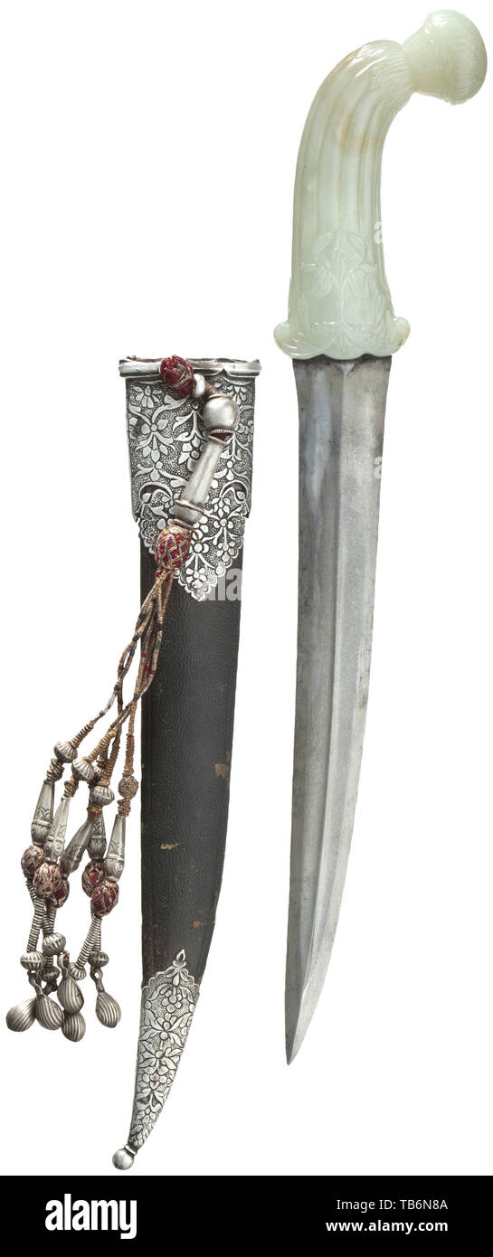 Un Indien khanjar avec poignée jade ciselé, 2e moitié du 17e siècle, à double tranchant, lame Damas wootz légèrement courbé avec point central ridge et renforcée des deux côtés. Poignée de couleur gris-vert jade cut en relief avec pommeau en forme de bourgeons et fleurs de lotus sur les deux côtés de la base. Fourreau en cuir avec garnitures en argent poinçonné avec ornements de fleurs, l'inverse de l'argent avec médaillon décoratif garni de glands attachés à la boucle de suspension. Longueur 40 cm. Forme classique avec poignée rares motifs de l'Aurangzeb Mogul, période t, Additional-Rights Clearance-Info-Not-Available- Banque D'Images Un Indien khanjar avec poignée jade ciselé, 2e moitié du 17e siècle, à double tranchant, lame Damas wootz légèrement courbé avec point central ridge et renforcée des deux côtés. Poignée de couleur gris-vert jade cut en relief avec pommeau en forme de bourgeons et fleurs de lotus sur les deux côtés de la base. Fourreau en cuir avec garnitures en argent poinçonné avec ornements de fleurs, l'inverse de l'argent avec médaillon décoratif garni de glands attachés à la boucle de suspension. Longueur 40 cm. Forme classique avec poignée rares motifs de l'Aurangzeb Mogul, période t, Additional-Rights Clearance-Info-Not-Available- Banque D'Images