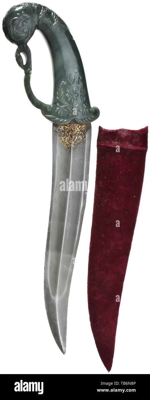 Un Indien khanjar avec poignée, jade ciselé période moghole, 18e siècle, Courbe, arme à double lame Damas wootz avec point renforcé et les crêtes des deux côtés. La base décorée avec des incrustations d'or floral (légèrement frotté). Poignée d'épinards ciselés-vert jade avec fusée latérale avant, le pommeau et la base décorée de fleurs de lotus et de vrilles cut en relief. Couverts en bois de velours, fourreau d'une date ultérieure. Longueur 38 cm., historique, historique Additional-Rights Clearance-Info-Not-Available- Banque D'Images Un Indien khanjar avec poignée, jade ciselé période moghole, 18e siècle, Courbe, arme à double lame Damas wootz avec point renforcé et les crêtes des deux côtés. La base décorée avec des incrustations d'or floral (légèrement frotté). Poignée d'épinards ciselés-vert jade avec fusée latérale avant, le pommeau et la base décorée de fleurs de lotus et de vrilles cut en relief. Couverts en bois de velours, fourreau d'une date ultérieure. Longueur 38 cm., historique, historique Additional-Rights Clearance-Info-Not-Available- Banque D'Images