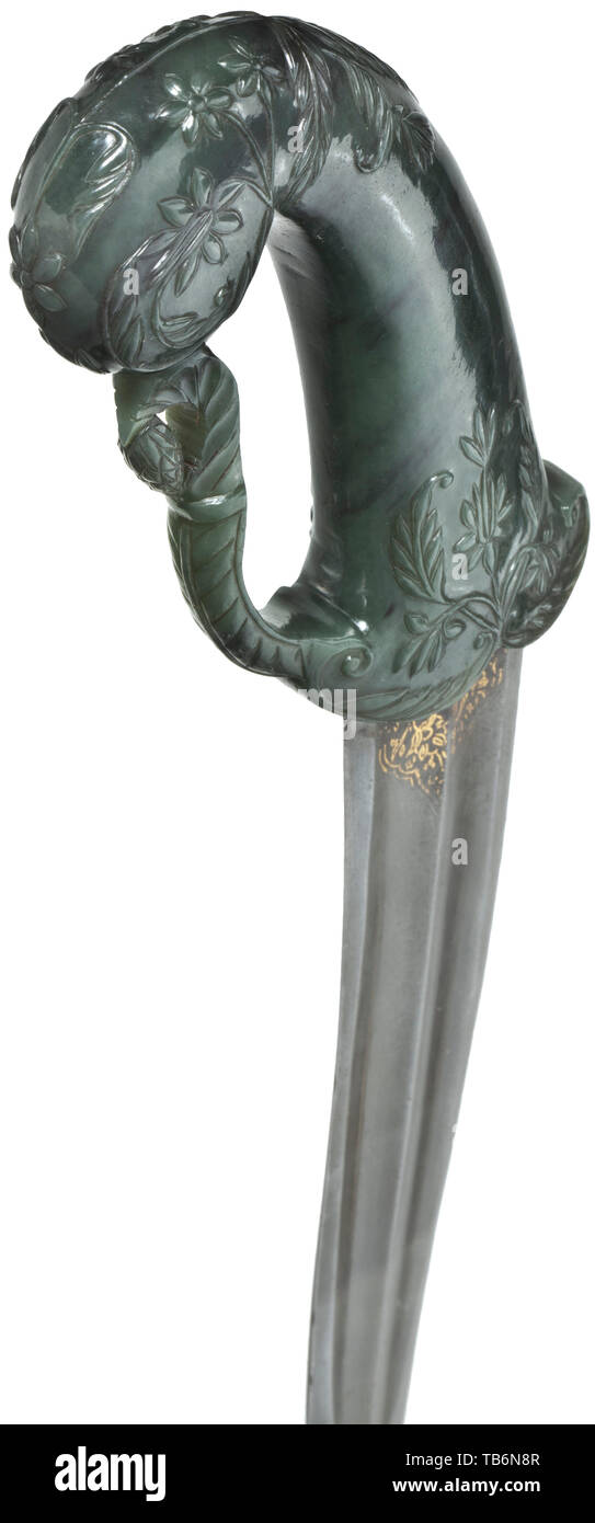 Un Indien khanjar avec poignée, jade ciselé période moghole, 18e siècle, Courbe, arme à double lame Damas wootz avec point renforcé et les crêtes des deux côtés. La base décorée avec des incrustations d'or floral (légèrement frotté). Poignée d'épinards ciselés-vert jade avec fusée latérale avant, le pommeau et la base décorée de fleurs de lotus et de vrilles cut en relief. Couverts en bois de velours, fourreau d'une date ultérieure. Longueur 38 cm., historique, historique Additional-Rights Clearance-Info-Not-Available- Banque D'Images Un Indien khanjar avec poignée, jade ciselé période moghole, 18e siècle, Courbe, arme à double lame Damas wootz avec point renforcé et les crêtes des deux côtés. La base décorée avec des incrustations d'or floral (légèrement frotté). Poignée d'épinards ciselés-vert jade avec fusée latérale avant, le pommeau et la base décorée de fleurs de lotus et de vrilles cut en relief. Couverts en bois de velours, fourreau d'une date ultérieure. Longueur 38 cm., historique, historique Additional-Rights Clearance-Info-Not-Available- Banque D'Images