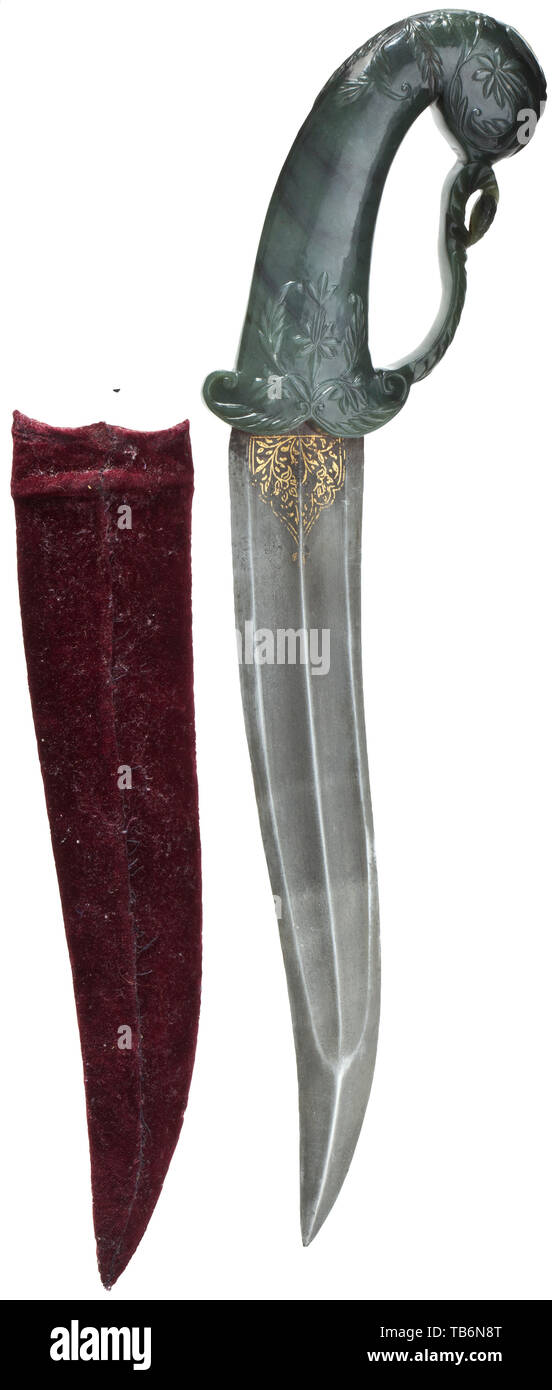 Un Indien khanjar avec poignée, jade ciselé période moghole, 18e siècle, Courbe, arme à double lame Damas wootz avec point renforcé et les crêtes des deux côtés. La base décorée avec des incrustations d'or floral (légèrement frotté). Poignée d'épinards ciselés-vert jade avec fusée latérale avant, le pommeau et la base décorée de fleurs de lotus et de vrilles cut en relief. Couverts en bois de velours, fourreau d'une date ultérieure. Longueur 38 cm., historique, historique Additional-Rights Clearance-Info-Not-Available- Banque D'Images Un Indien khanjar avec poignée, jade ciselé période moghole, 18e siècle, Courbe, arme à double lame Damas wootz avec point renforcé et les crêtes des deux côtés. La base décorée avec des incrustations d'or floral (légèrement frotté). Poignée d'épinards ciselés-vert jade avec fusée latérale avant, le pommeau et la base décorée de fleurs de lotus et de vrilles cut en relief. Couverts en bois de velours, fourreau d'une date ultérieure. Longueur 38 cm., historique, historique Additional-Rights Clearance-Info-Not-Available- Banque D'Images