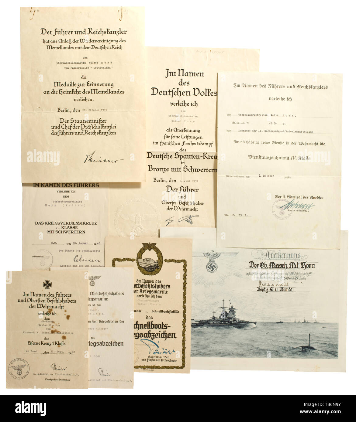 Stabsobermaschinist Walter Horn - documents, photos, livres et documents d'attribution pour la Wehrmacht 4e classe Prix de long service en date du 2 octobre 1936 d'une signature originale à l'encre du Vice-amiral Stobwasser, pour la Croix-Rouge espagnole avec des épées en bronze datée du 6 juin 1939, pour le district de Memel en tant qu'Obermaschinenmaat médaille à bord du navire de guerre « Deutschland datée du 26 octobre 1939, la Médaille commémorative du 1 octobre 1938 en date du 31 décembre 1939 avec un crayon si 20e siècle, Editorial-Use-seulement Banque D'Images
