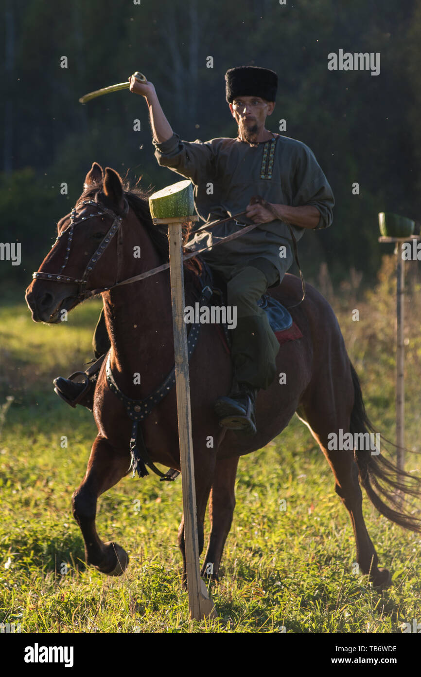 CHARISHSKOE. ALTAISKIY KRAI. La Sibérie occidentale. Russie - 15 septembre 2016 : descendants des Cosaques dans l'Altaï, monte un cheval cosaque, avec un CCS Banque D'Images