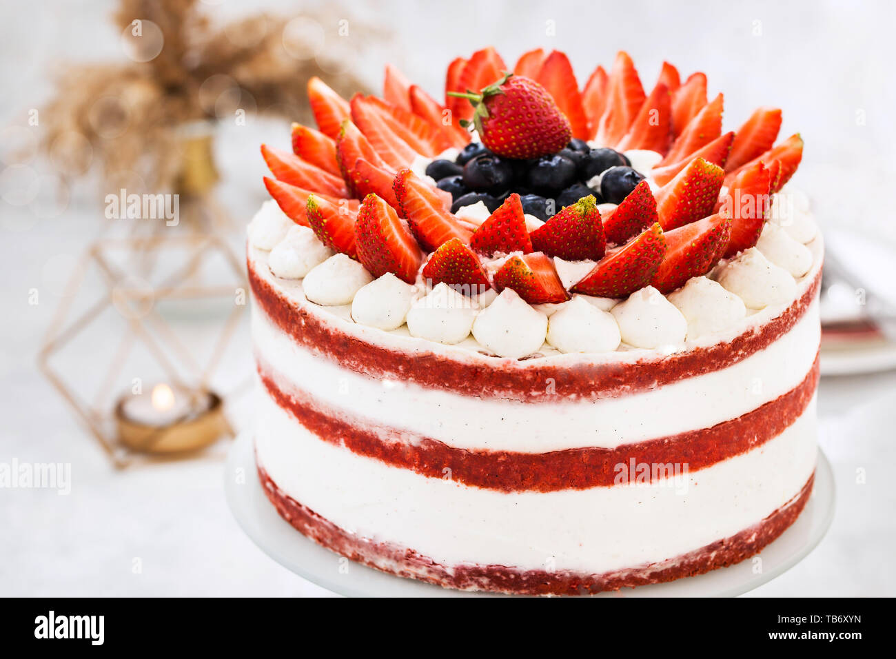 Délicieux petit divertissement red velvet gâteau décoré avec de la crème et les baies fraîches Banque D'Images