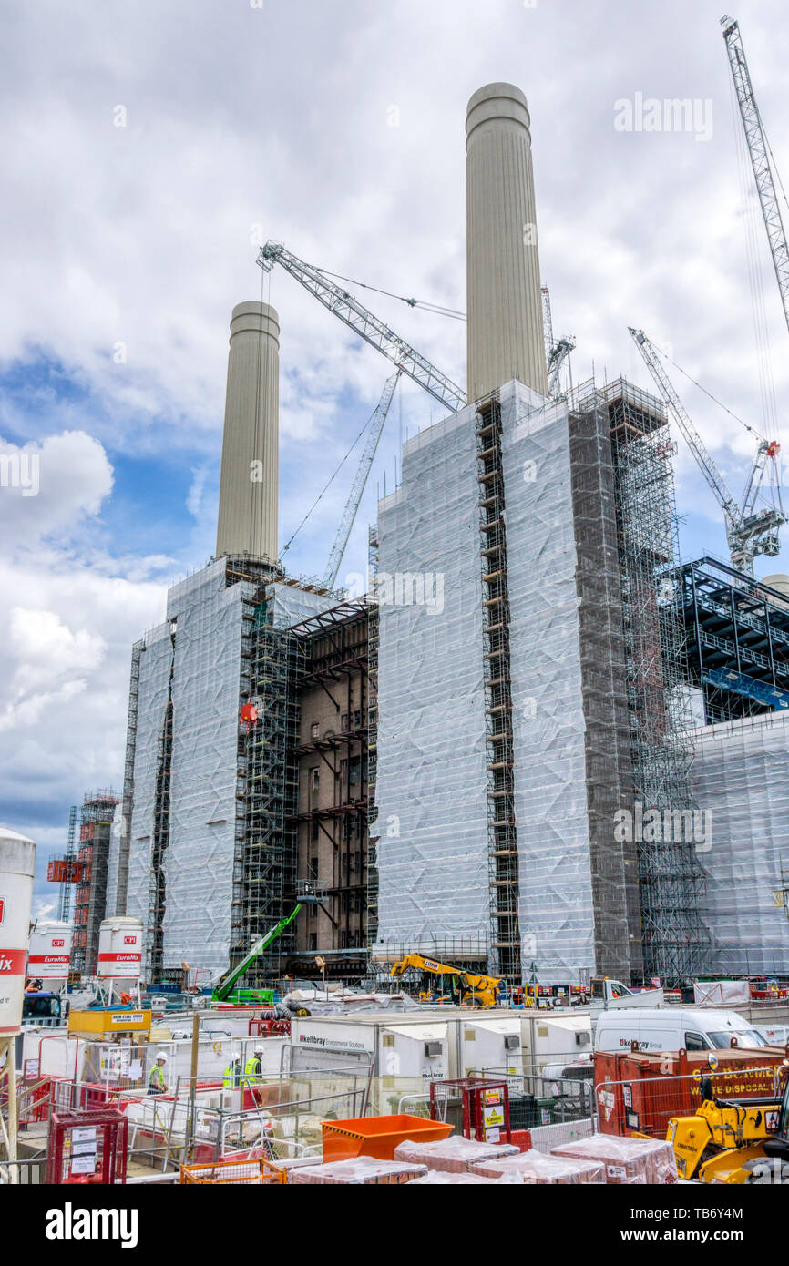 Les échafaudages autour de la Battersea Power Station, maintenant un important développement de nouveau site. Banque D'Images