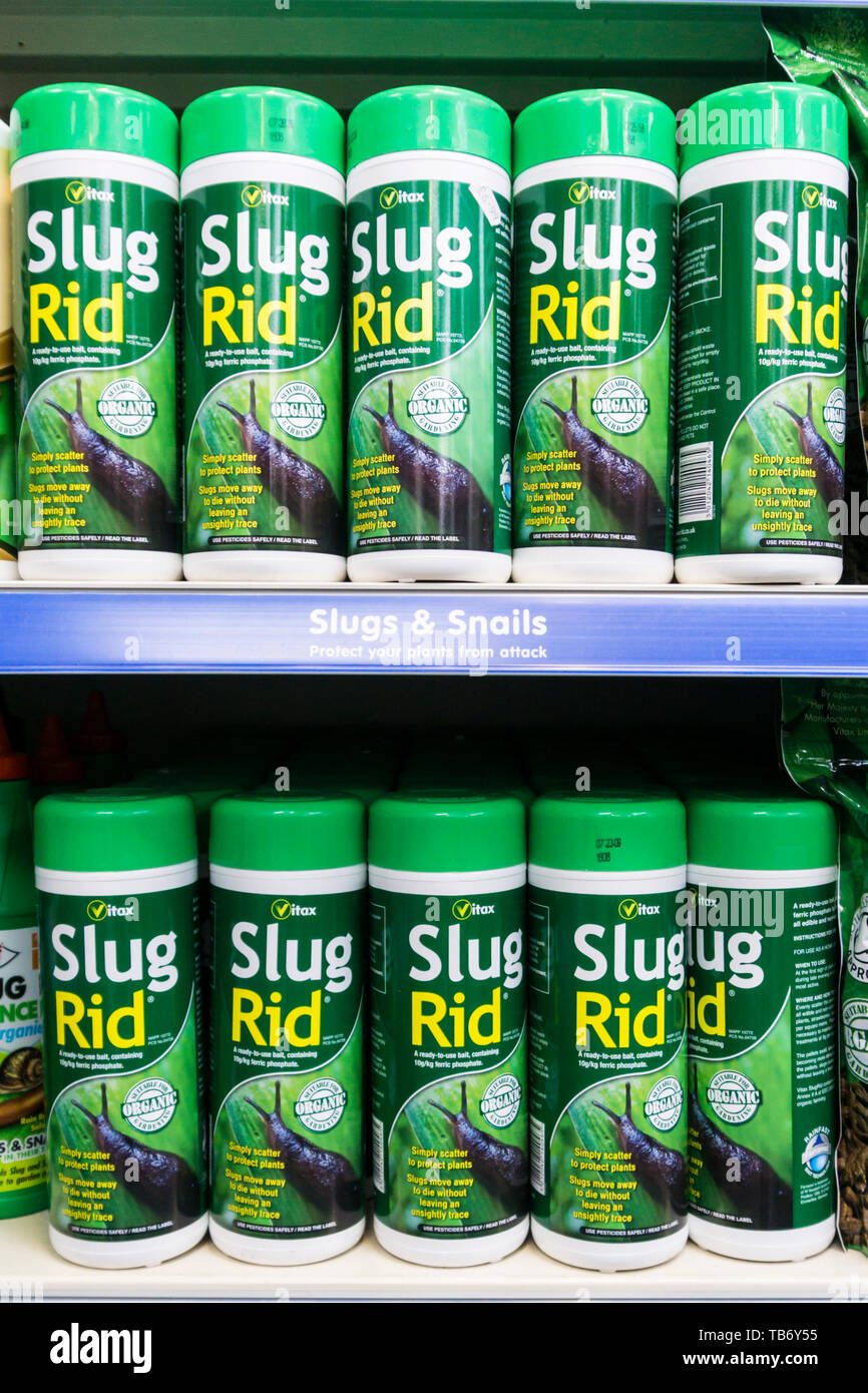 Bains à remous de limace slug pellets en débarrasser dans un centre jardin boutique. Banque D'Images