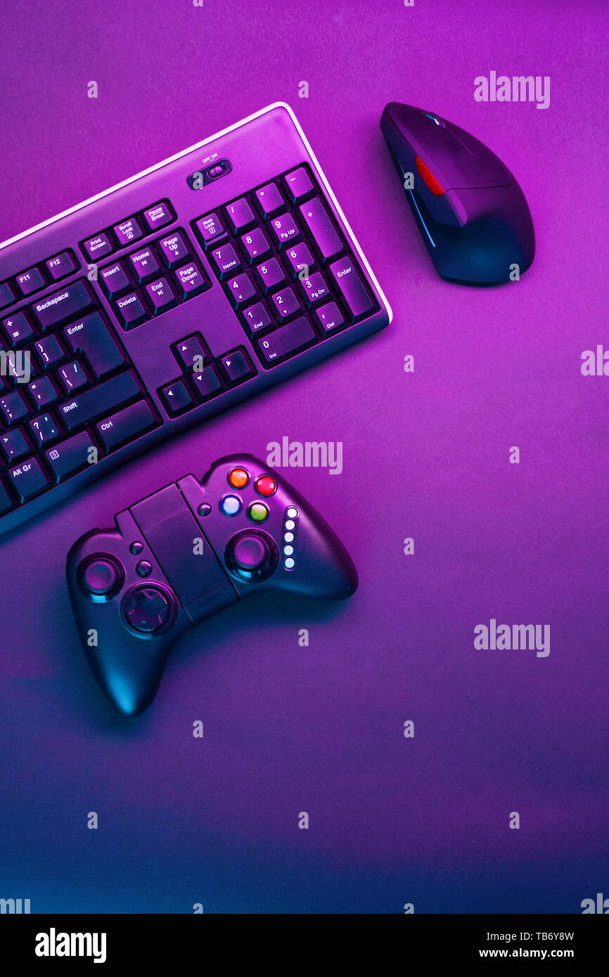 Clavier, souris et joystick sur fond de table violet Photo Stock - Alamy