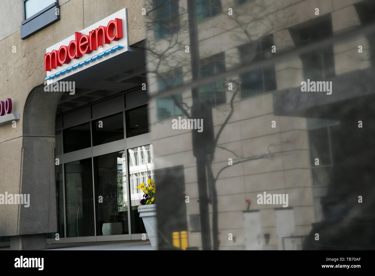 Un logo affiche à l'extérieur du siège de Moderna Therapeutics à Cambridge, Massachusetts le 29 avril 2019. Banque D'Images