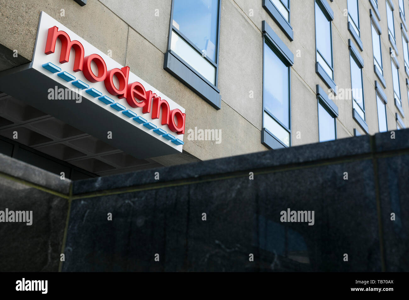 Un logo affiche à l'extérieur du siège de Moderna Therapeutics à Cambridge, Massachusetts le 29 avril 2019. Banque D'Images