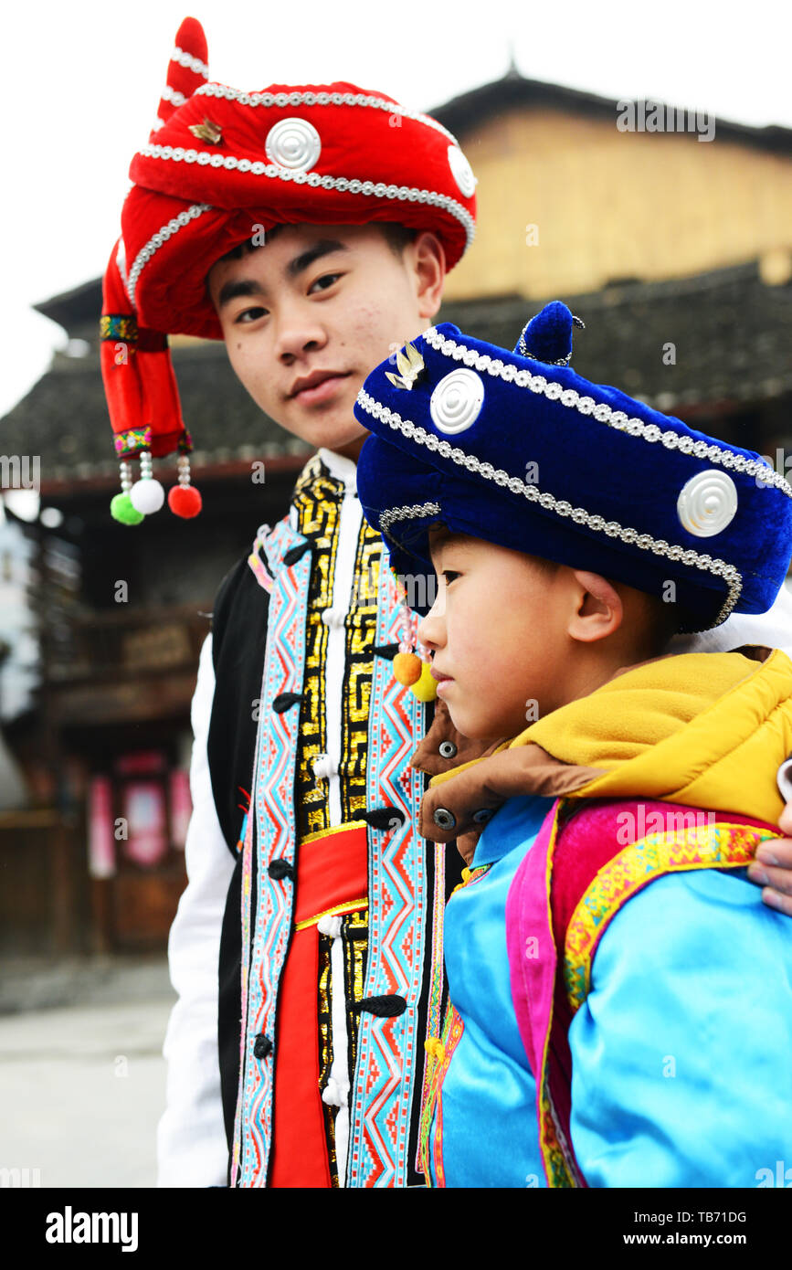 Tourisme chinois habillés en vêtements traditionnels Miao. Banque D'Images