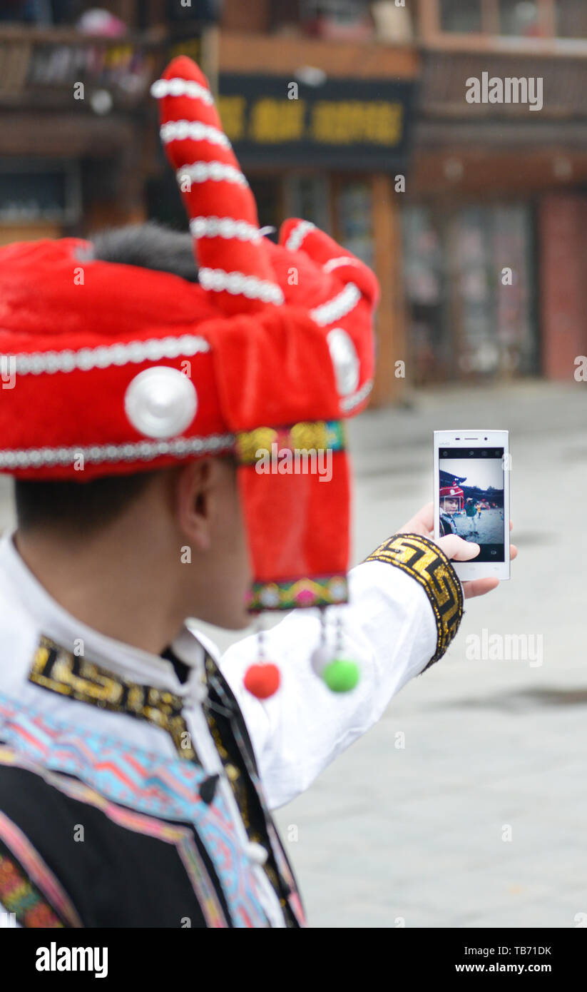 Un touriste chinois en tenant son village selfies dans le Xinjiang, province du Guizhou, en Chine. Banque D'Images