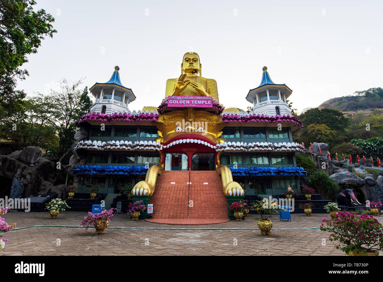 Dambulla, Sri Lanka - Mars 30, 2019 : Golden Temple avec près de statue du grand Bouddha du Temple de Dambulla au Sri Lanka Banque D'Images