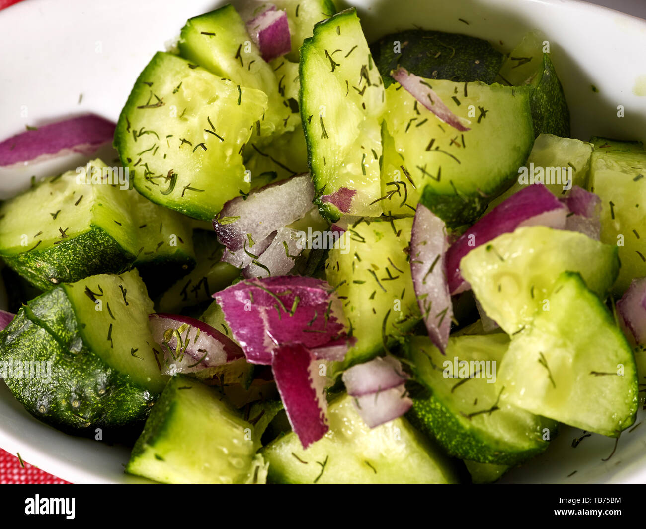 Salade de concombre à l'oignon et une alimentation saine à base de plantes Banque D'Images