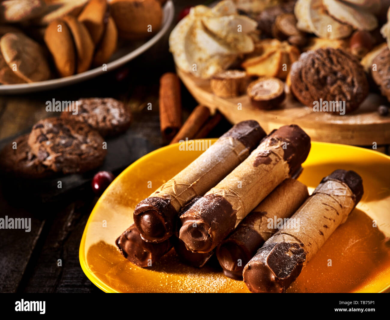 Cookies sucrés sur le petit déjeuner. Rouleaux de gaufrettes croustillantes à la crème Banque D'Images