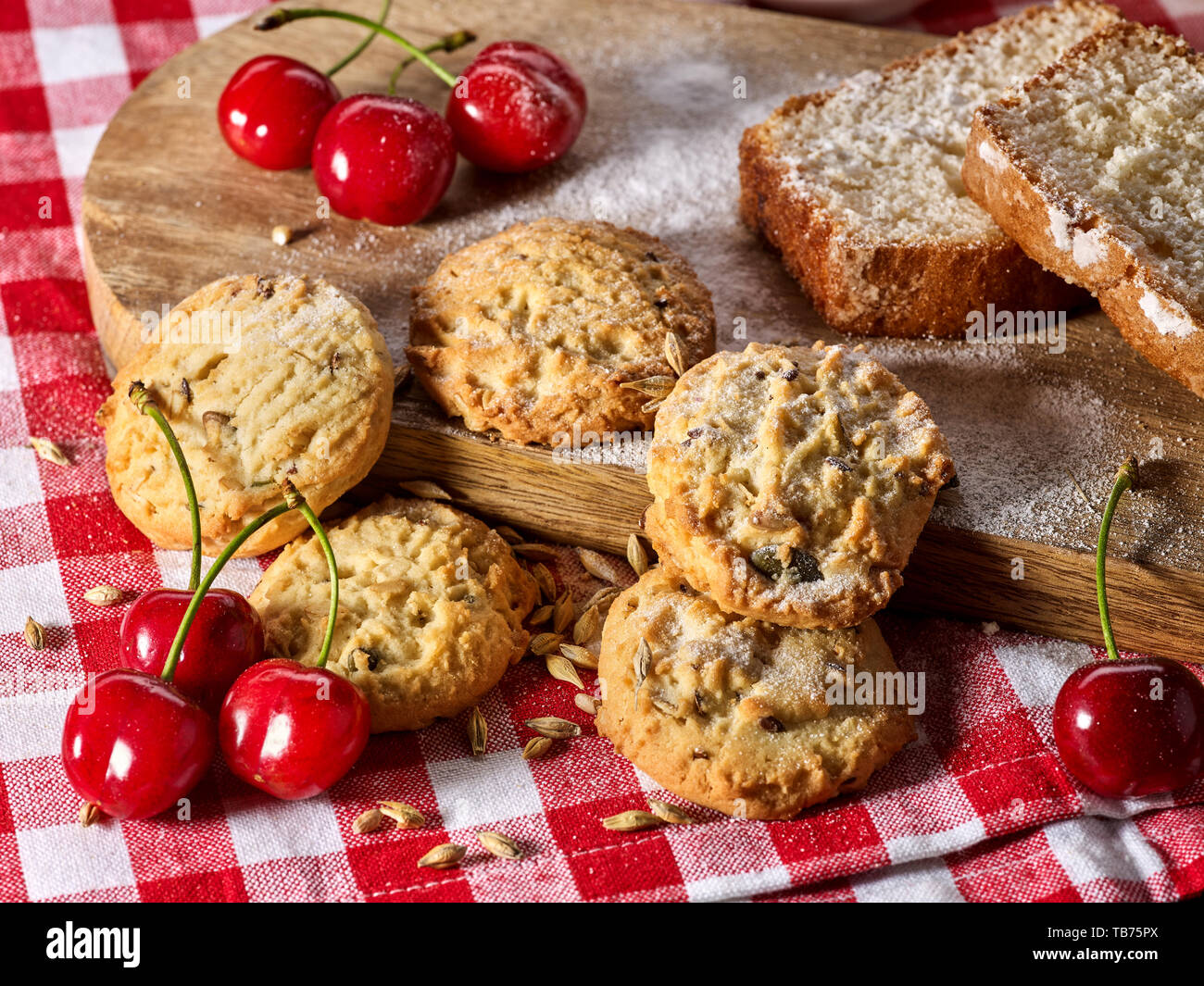 Biscuits à la collation et petit-déjeuner cupcake cerise Banque D'Images