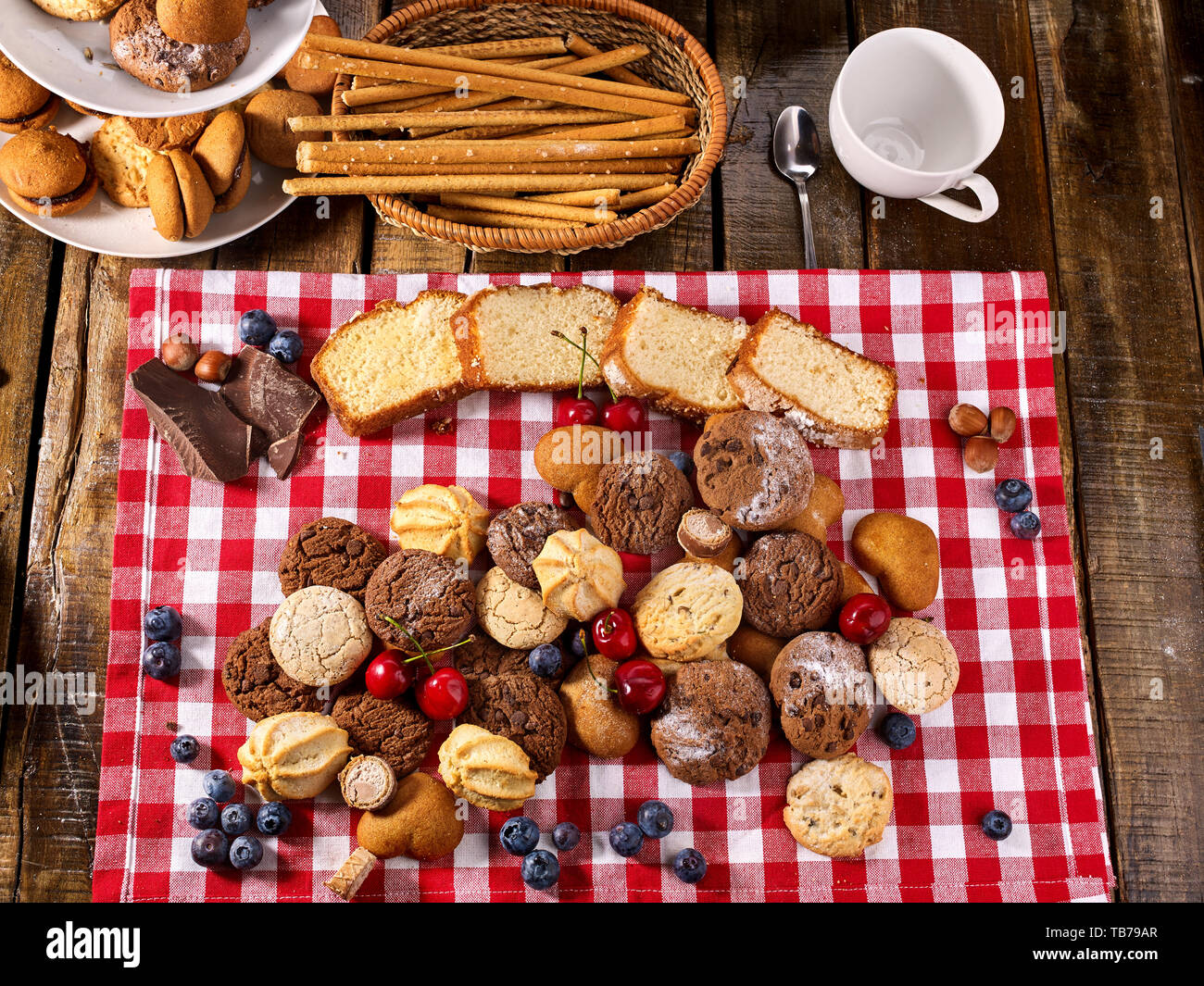 Les cookies au chocolat biscuit avec blueberry cupcake cerise et cuire Banque D'Images