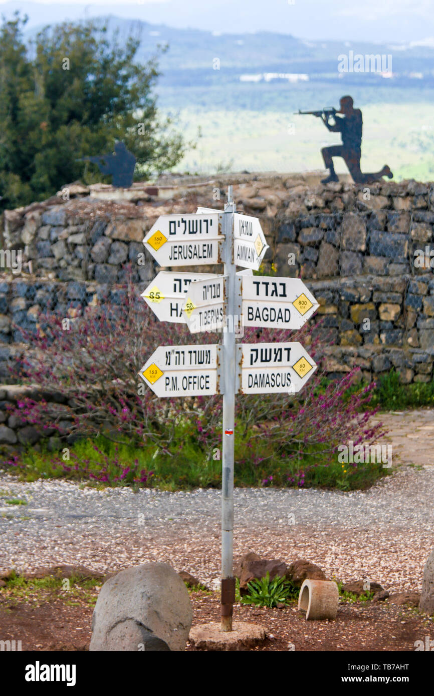 Signe indiquant la distance aux villes au Moyen-Orient, dans les hauteurs du Golan, Israël. Banque D'Images