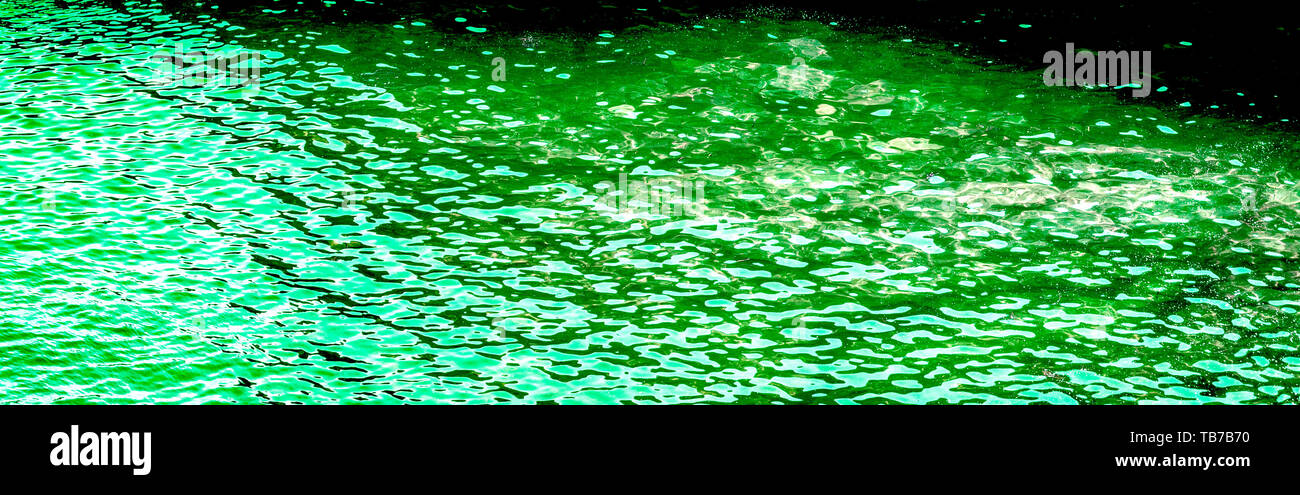 Photo horizontale de l'eau de couleur verte avec la lumière du soleil reflétant. Banque D'Images