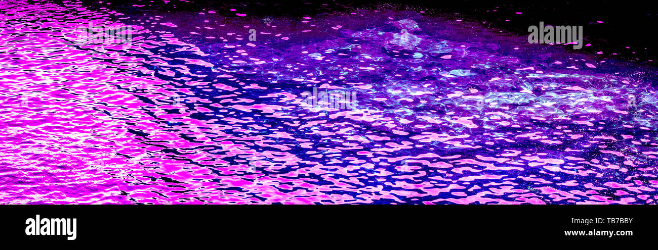 Photo horizontale de l'eau en violet, ultra violet, rose de couleur avec la lumière du soleil reflétant. Banque D'Images
