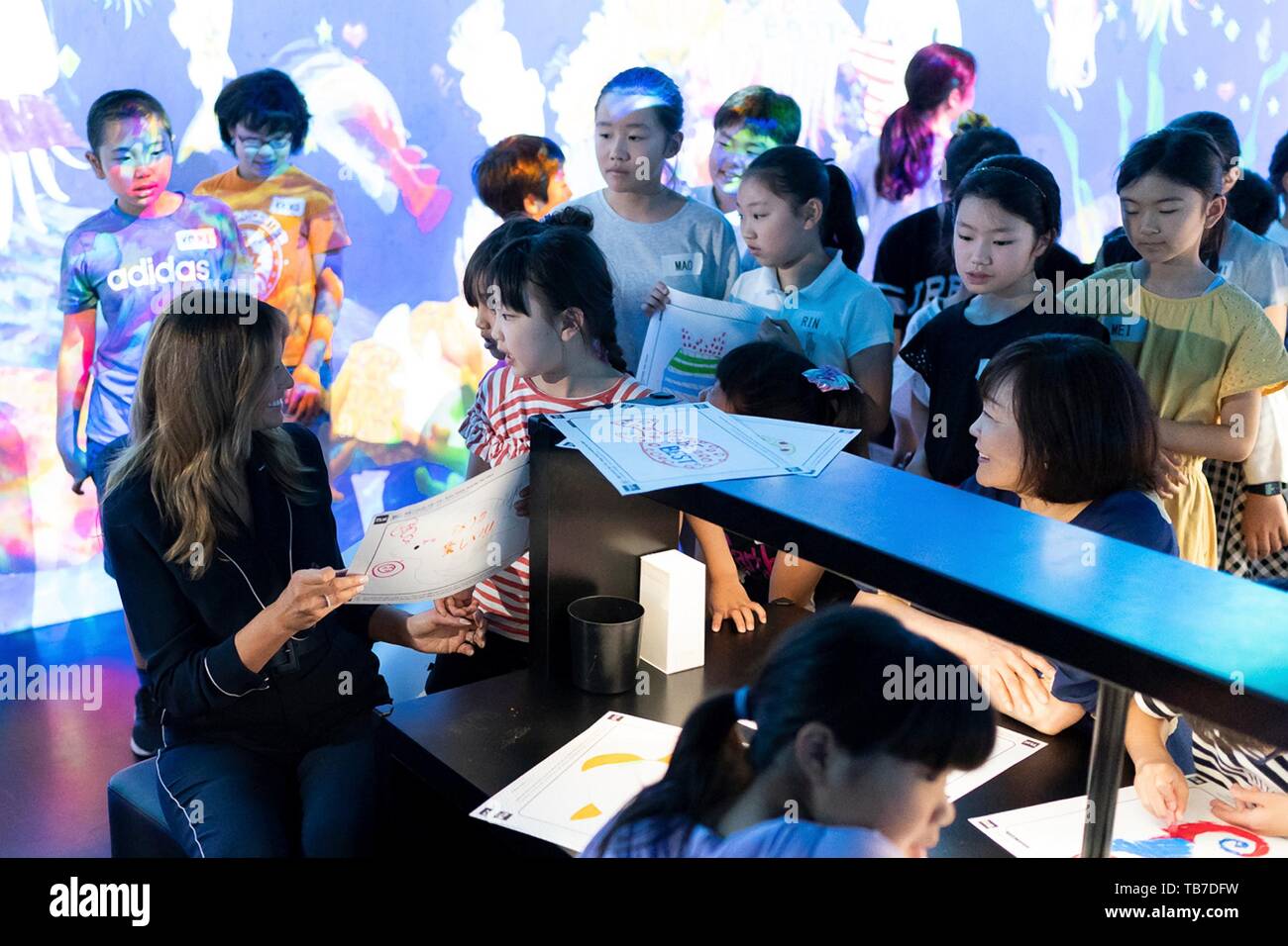 Première Dame des États-Unis Melania Trump se réunit avec les élèves dans la création d'être meilleur artwork lors de sa tournée de l'équipe sans marge de laboratoire à l'exposition du Musée d'art Mori Building Digital, 26 mai 2019 à Tokyo, Japon. Banque D'Images