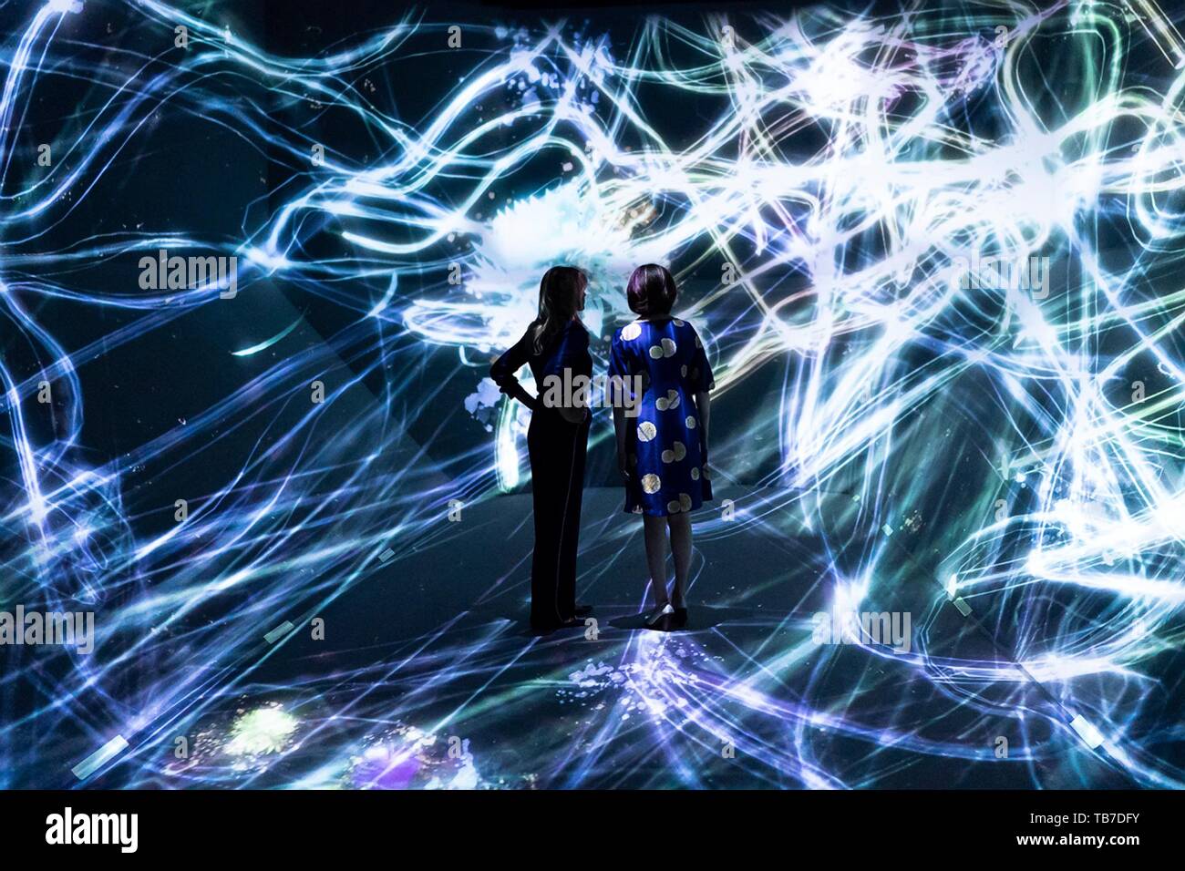 Première Dame des États-Unis Melania Trump, gauche, et Akie Abe, épouse de Premier ministre japonais Shinzo Abe, le tour de la pièce sans marge au Mori Building Digital Art Museum, 26 mai 2019 à Tokyo, Japon. Banque D'Images