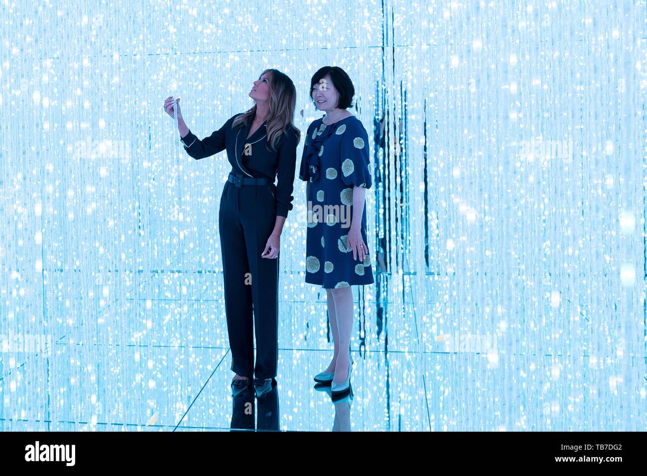 Première Dame des États-Unis Melania Trump, gauche, et Akie Abe, épouse de Premier ministre japonais Shinzo Abe, le tour de la pièce sans marge au Mori Building Digital Art Museum, 26 mai 2019 à Tokyo, Japon. Banque D'Images