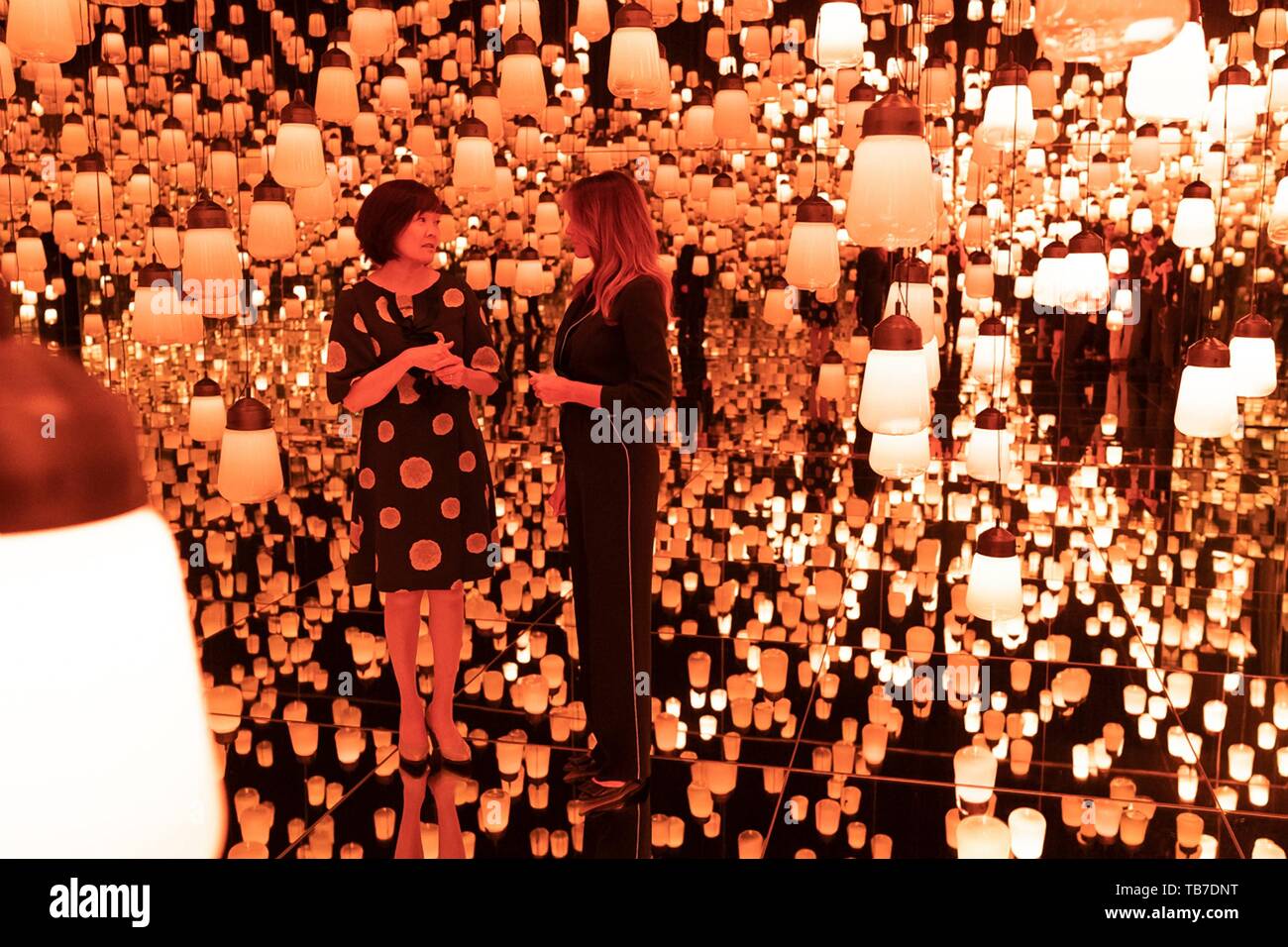 Première Dame des États-Unis Melania Trump, droite, et Akie Abe, épouse de Premier ministre japonais Shinzo Abe, le tour de la pièce sans marge au Mori Building Digital Art Museum, 26 mai 2019 à Tokyo, Japon. Banque D'Images