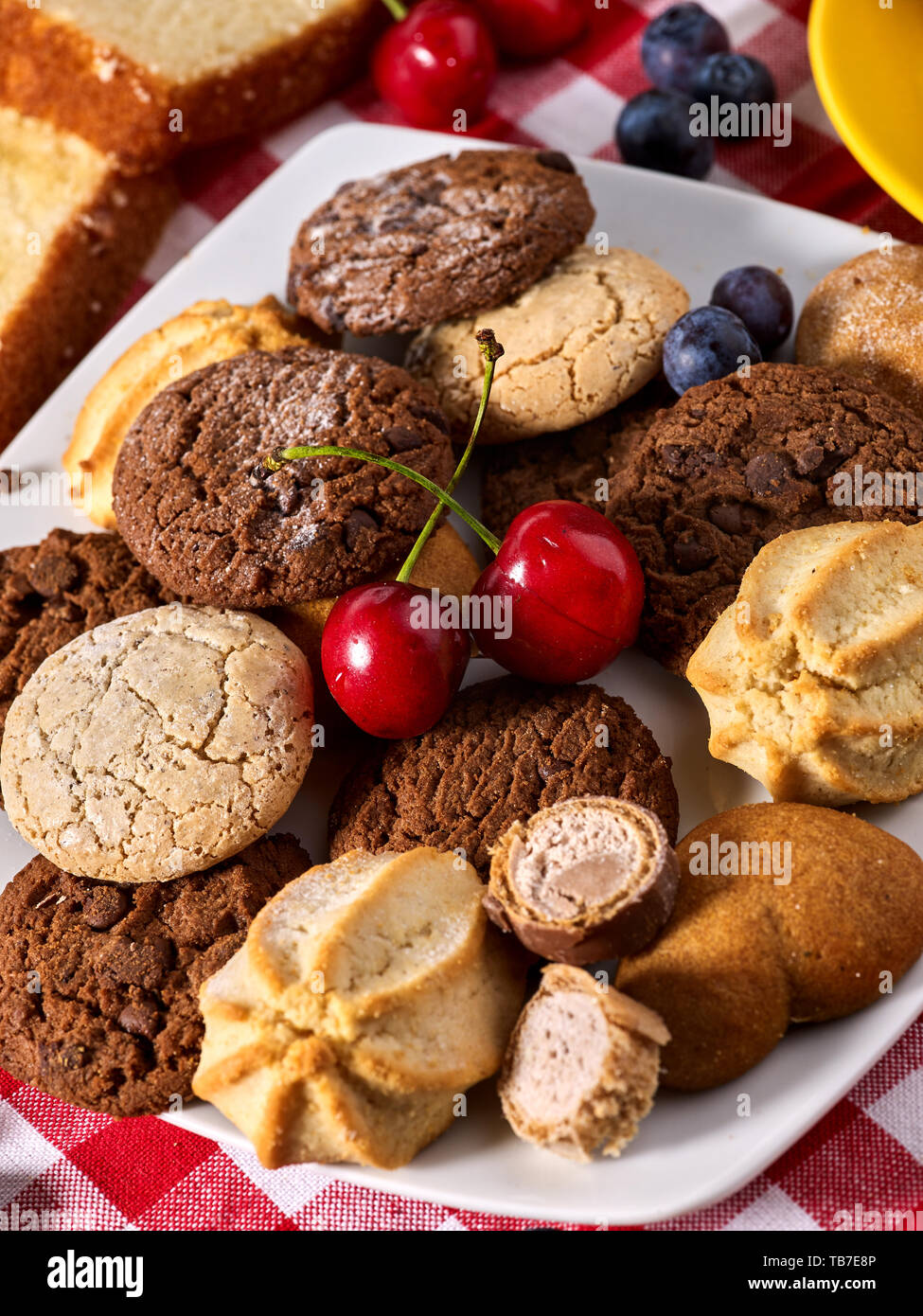 Biscuits au chocolat et gâteau en forme de coeur de sable avec des bleuets Banque D'Images