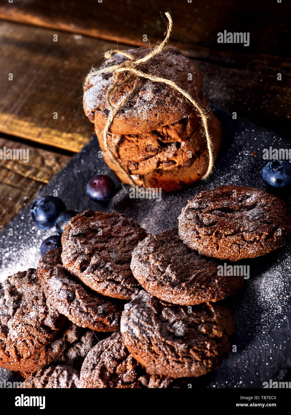 Chocolate Chip cookies liés avec de la ficelle. Servir des aliments sur l'ardoise Banque D'Images