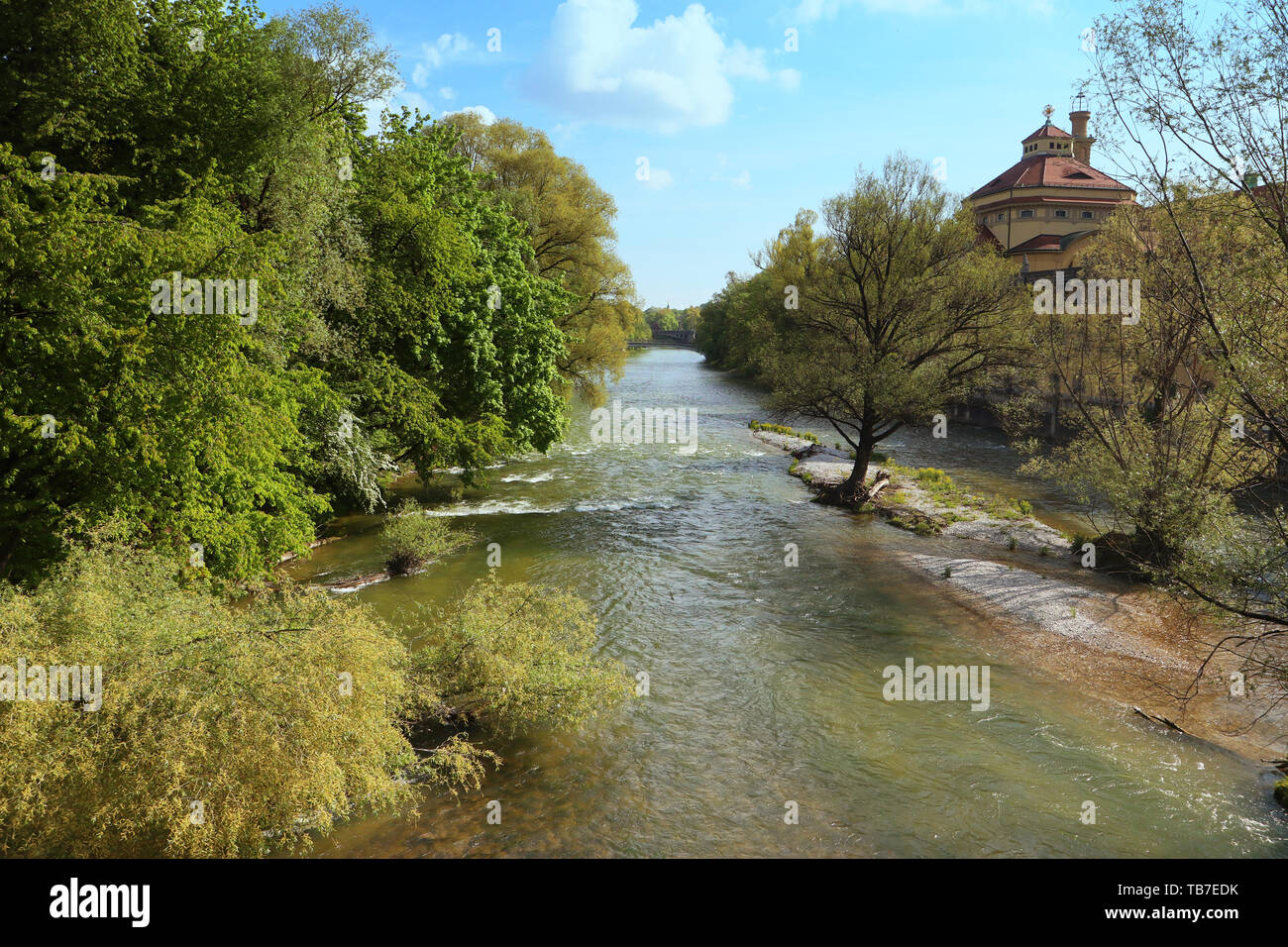 Vue panoramique de la rivière Isar printemps de Munich avec le dôme baroque de l'Muellersches baignoire Banque D'Images